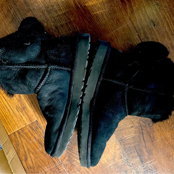 Short Uggs with Bow - Ugg - Black - Size 7 - Picture 3 of 4
